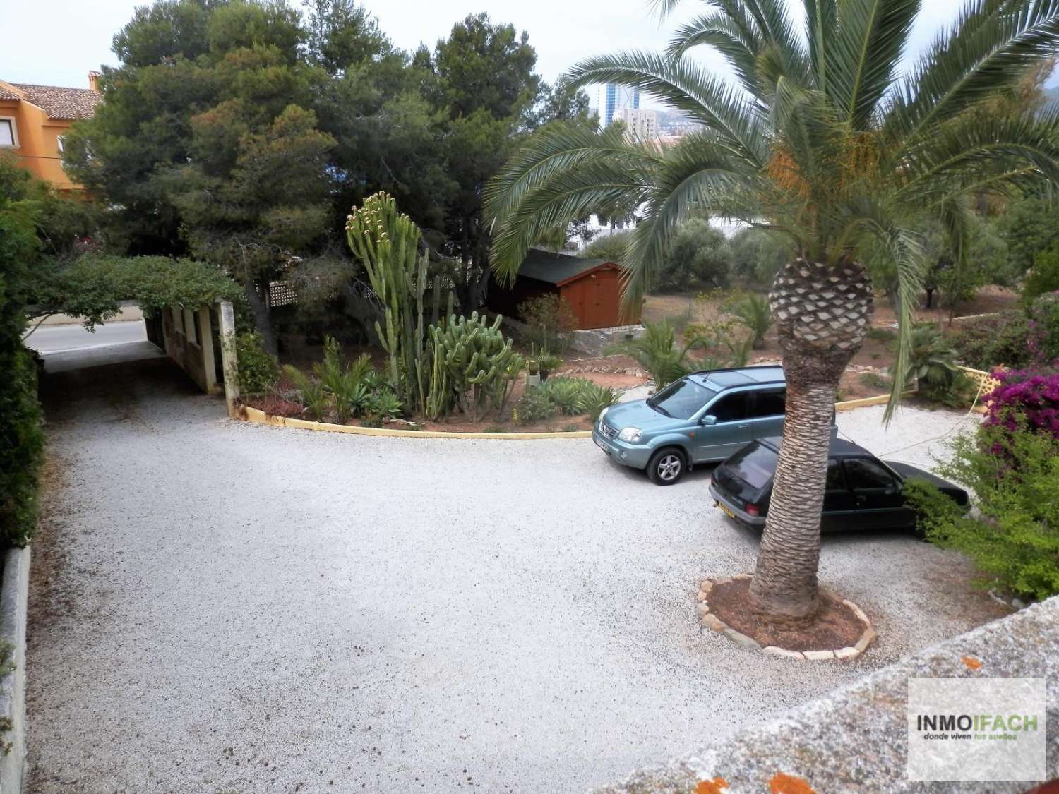 Terrain urbain exclusif de 2.393 m2 avec une maison à 600 m de la plage et à côté de tous les services à Calpe (Costa Blanca)