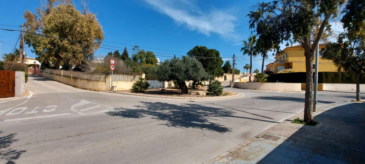 Exclusief stedelijk perceel van 2.393 m2 met een huis op 600 m van het strand en naast alle voorzieningen in Calpe (Costa Blanca)