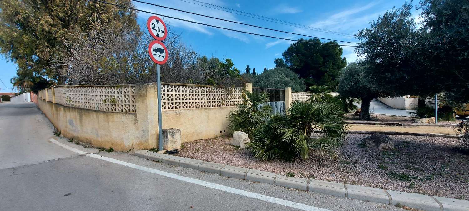 Exclusief stedelijk perceel van 2.393 m2 met een huis op 600 m van het strand en naast alle voorzieningen in Calpe (Costa Blanca)