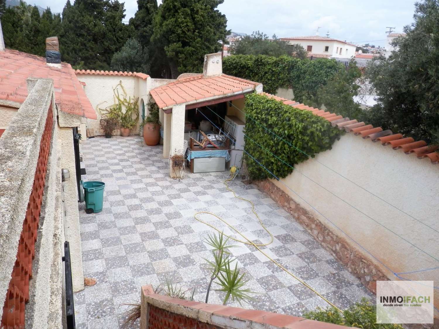 Exklusives Stadtgrundstück von 2.393 m2 mit einem Haus 600 m vom Strand entfernt und neben allen Dienstleistungen in Calpe (Costa Blanca)