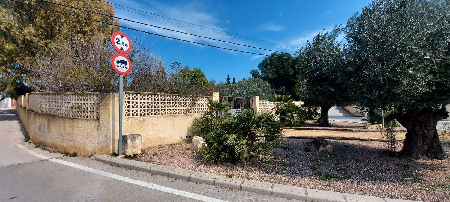 Exclusief stedelijk perceel van 2.393 m2 met een huis op 600 m van het strand en naast alle voorzieningen in Calpe (Costa Blanca)