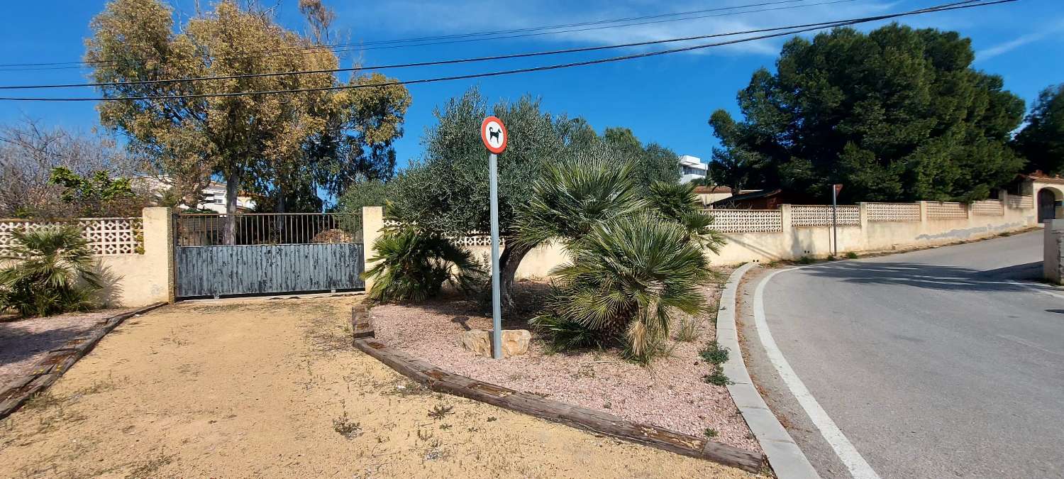 Exclusief stedelijk perceel van 2.393 m2 met een huis op 600 m van het strand en naast alle voorzieningen in Calpe (Costa Blanca)