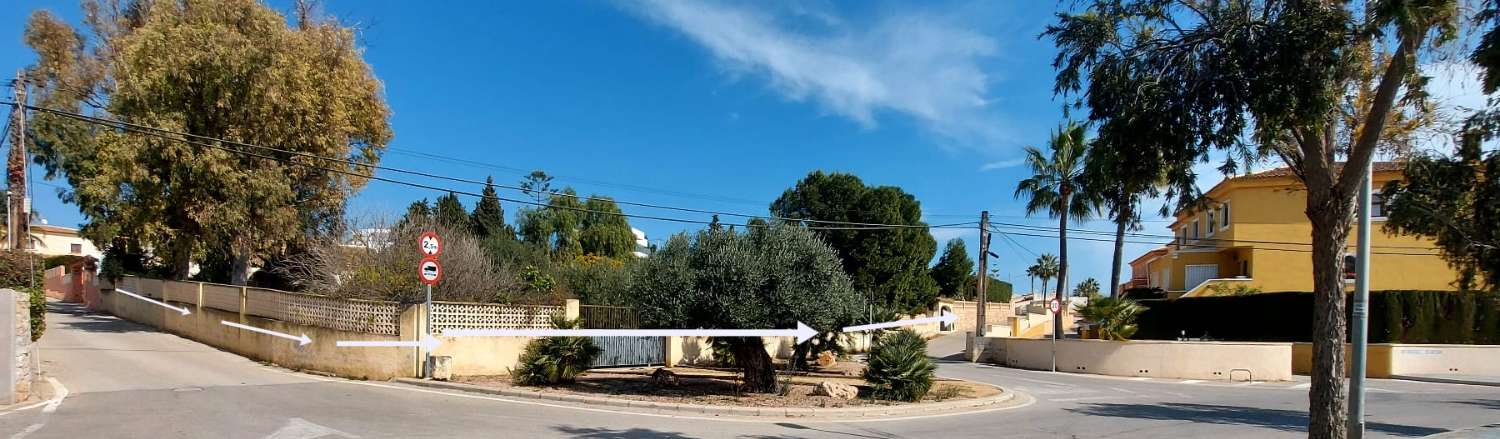 Exklusives Stadtgrundstück von 2.393 m2 mit einem Haus 600 m vom Strand entfernt und neben allen Dienstleistungen in Calpe (Costa Blanca)