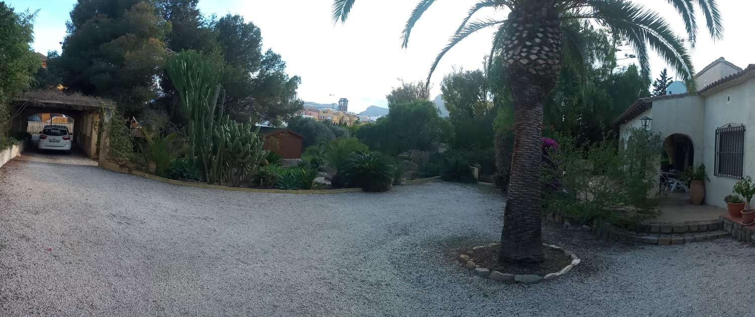 Exclusive urban plot of 2,393 m2 with a house 600 m from the beach and next to all services in Calpe (Costa Blanca)