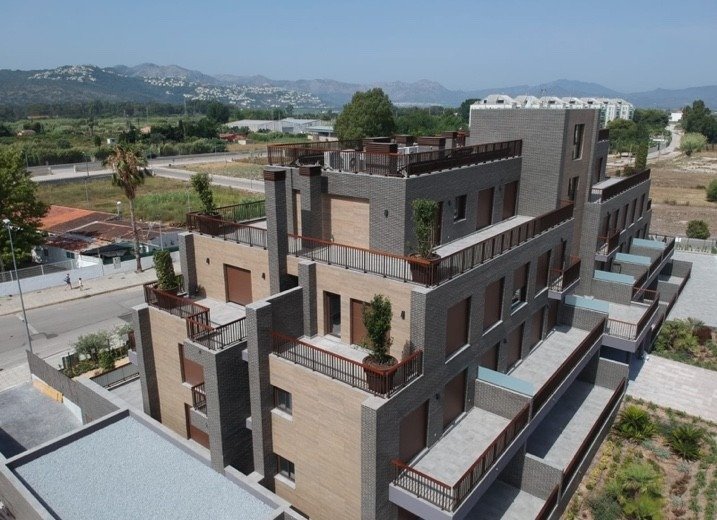 New construction apartment 2 bedrooms, pool, parking and storage room 400 m from the beach in Denia (Alicante)