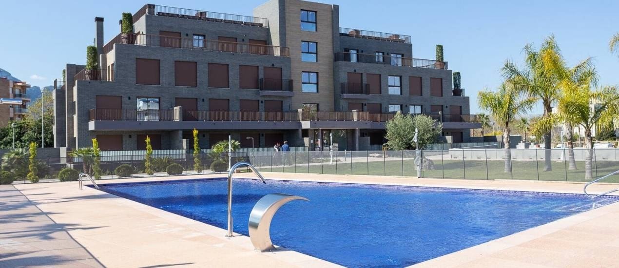 Neubauwohnung 2 Schlafzimmer, Pool, Parkplatz und Abstellraum 400 m vom Strand entfernt in Denia (Alicante)