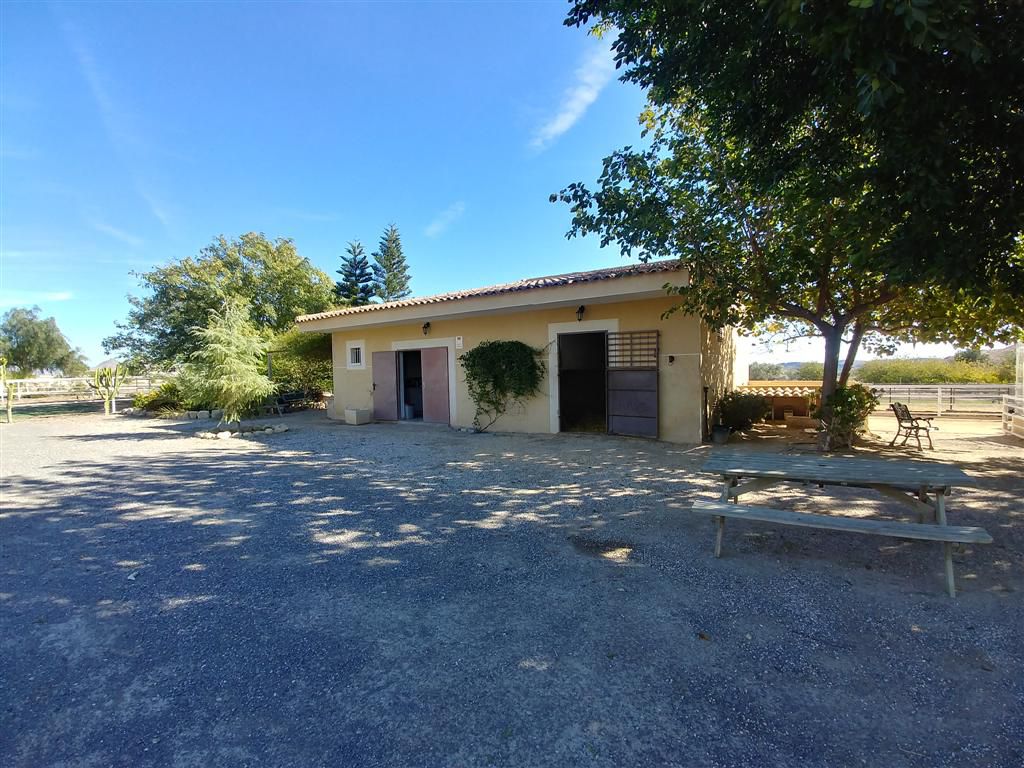 Country Property salgai in Alicante