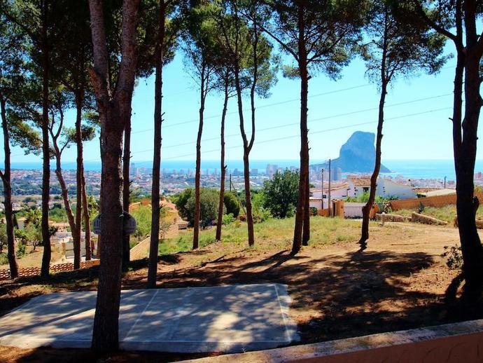 Chalet villa totalmente renovada de 240 m² con parcela de 2.000 m² con vistas fantásticas al mar en CalpE