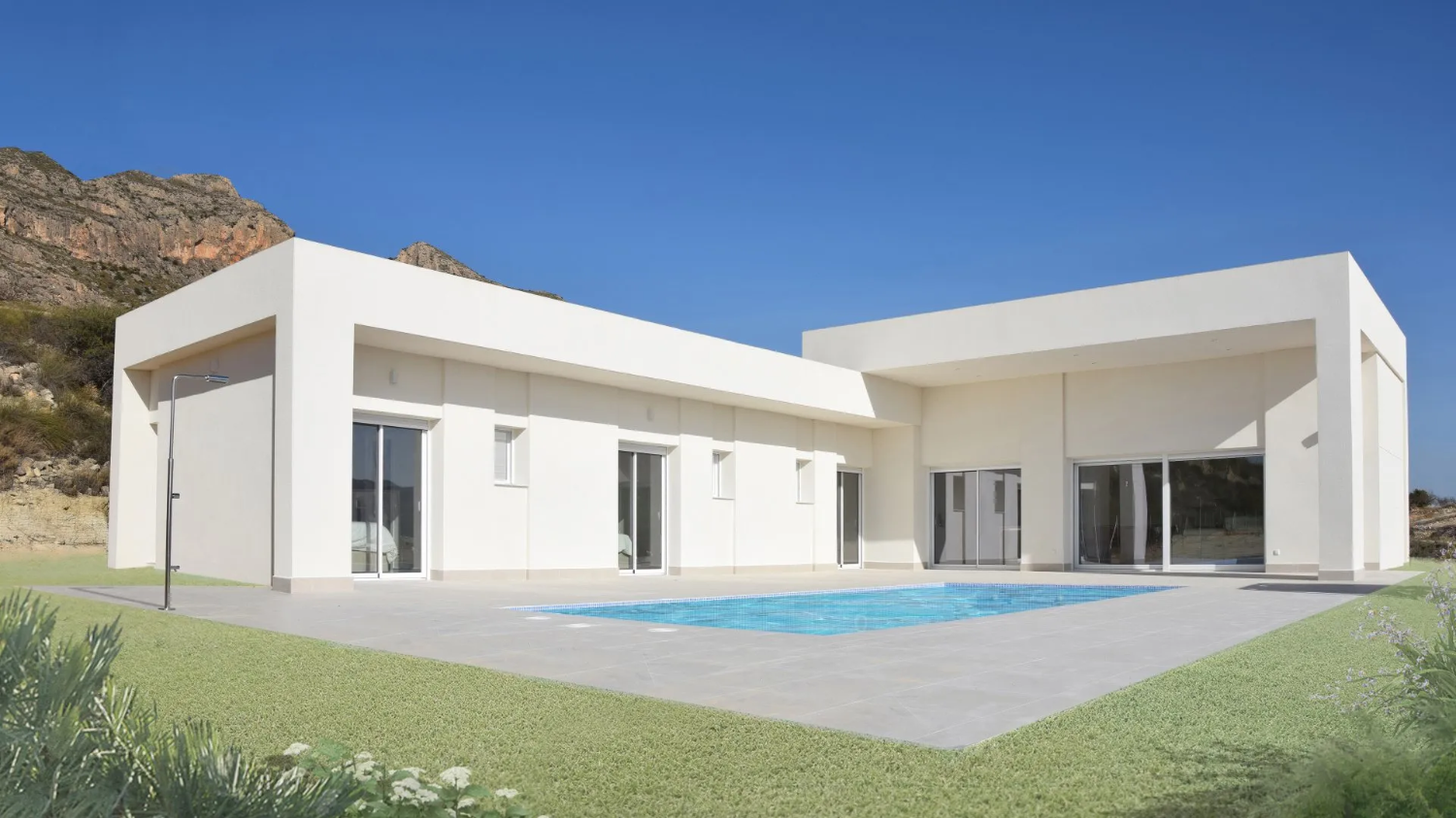 Villa Obra Nueva en parcela de 500 m2 en La Romana (Alicante)