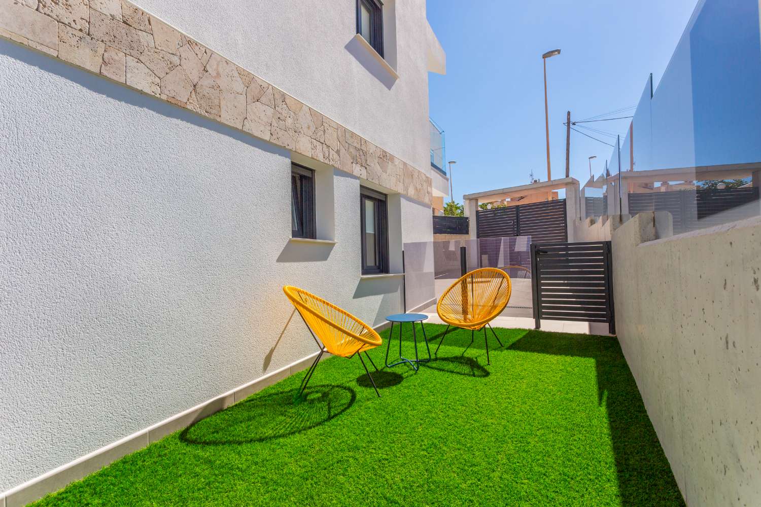 Moderne Neubauvilla mit privatem Pool und 150 m². vom Meer in La Mata-Torrevieja (Alicante)