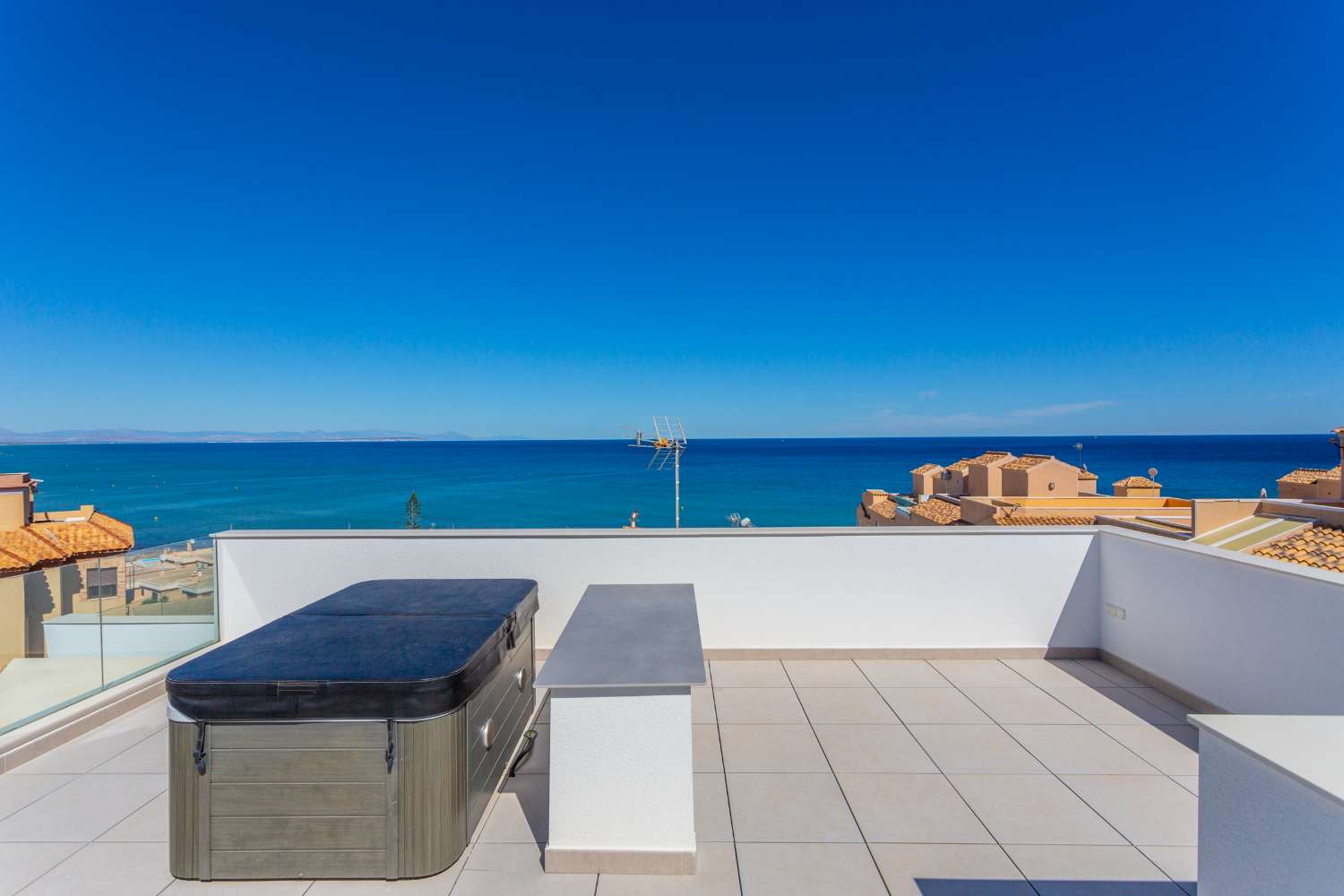 Villa moderna obra nueva con piscina privada y a 150 m. del mar en La Mata-Torrevieja (Alicante)