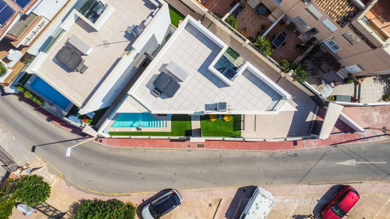 Villa moderna obra nueva con piscina privada y a 150 m. del mar en La Mata-Torrevieja (Alicante)