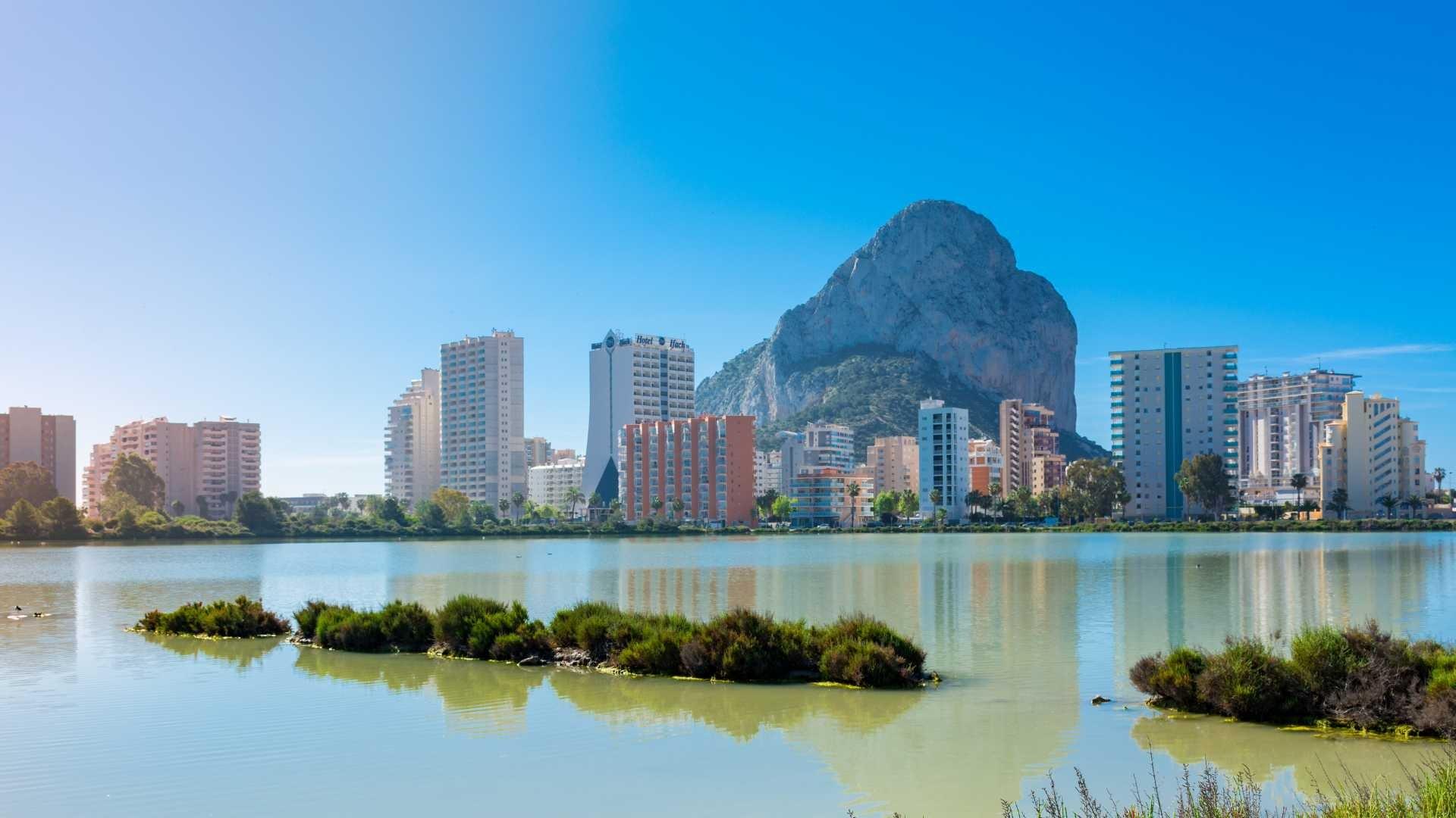 Neubauwohnung 3 Schlafzimmer, Parkplatz, Abstellraum und Pool in Calpe (Costa Blanca)