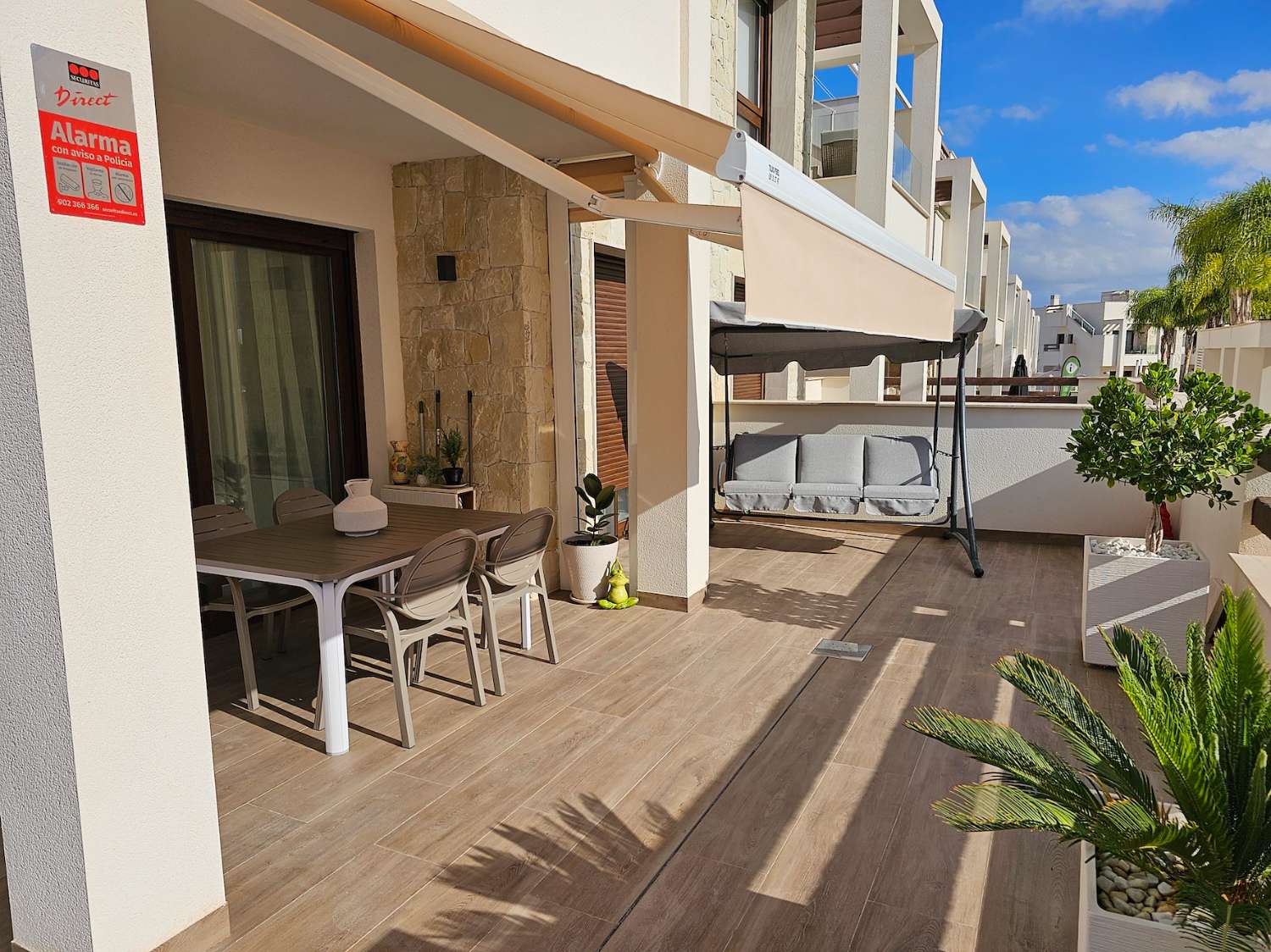 Rez-de-chaussée très ensoleillé avec 3 chambres, 2 terrasses, garage et débarras à Torrevieja (Costa Blanca Sud)