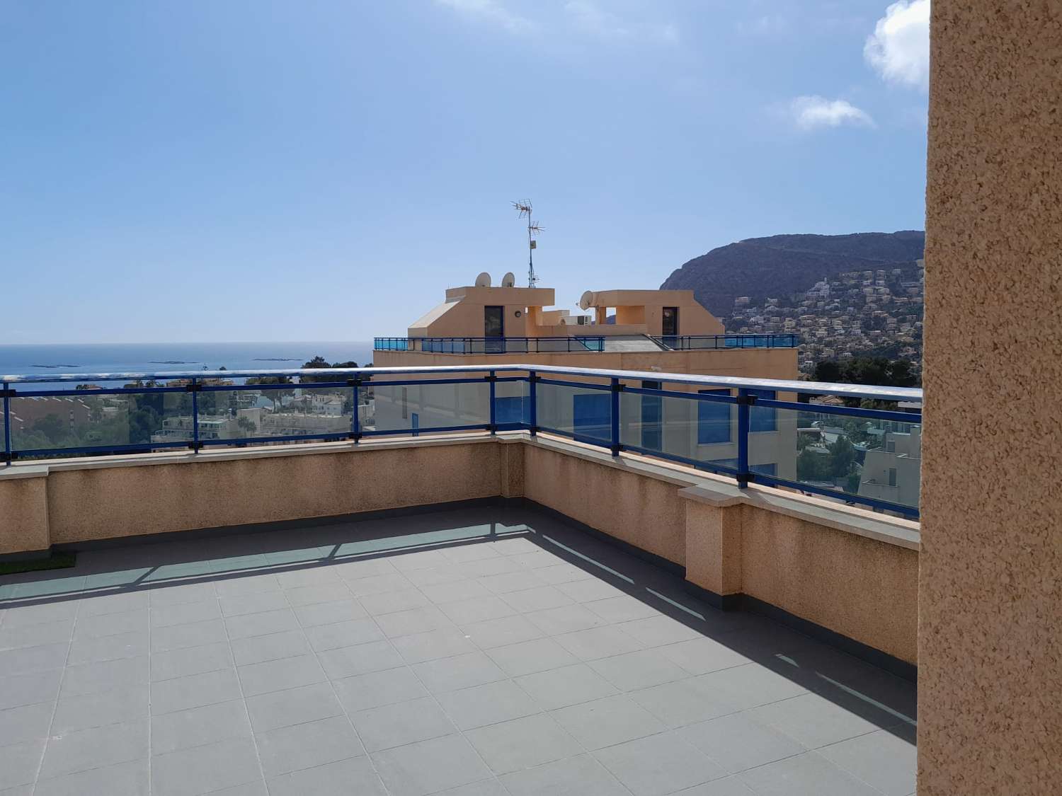 Luxe triplex penthouse met prachtig zeezicht in Calpe (Costa Blanca)