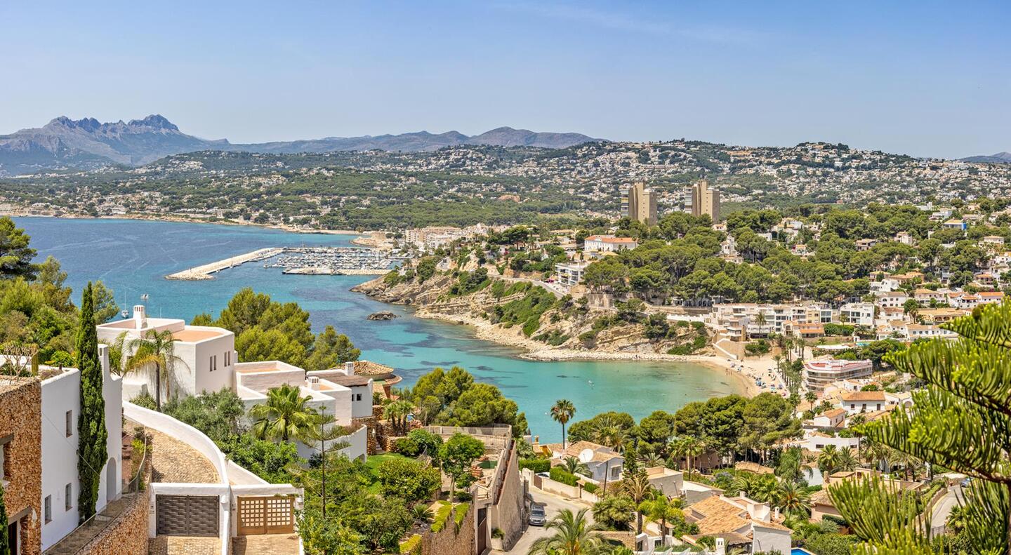 VILLA CON VISTAS PANORÁMICAS AL MAR EN VENTA EN EL PORTET EN MORAIRA