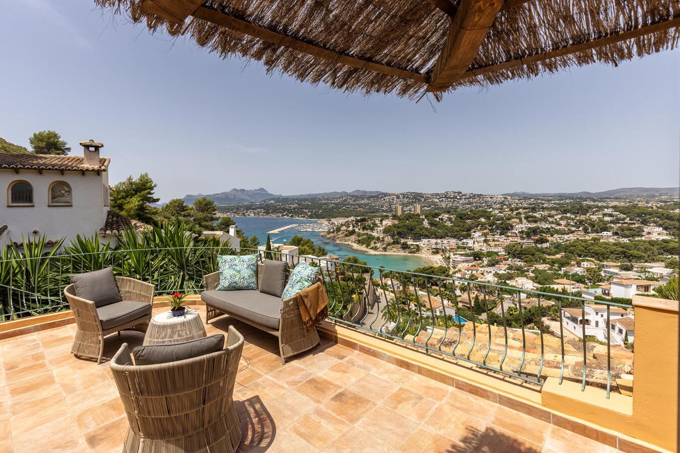 VILLA CON VISTAS PANORÁMICAS AL MAR EN VENTA EN EL PORTET EN MORAIRA