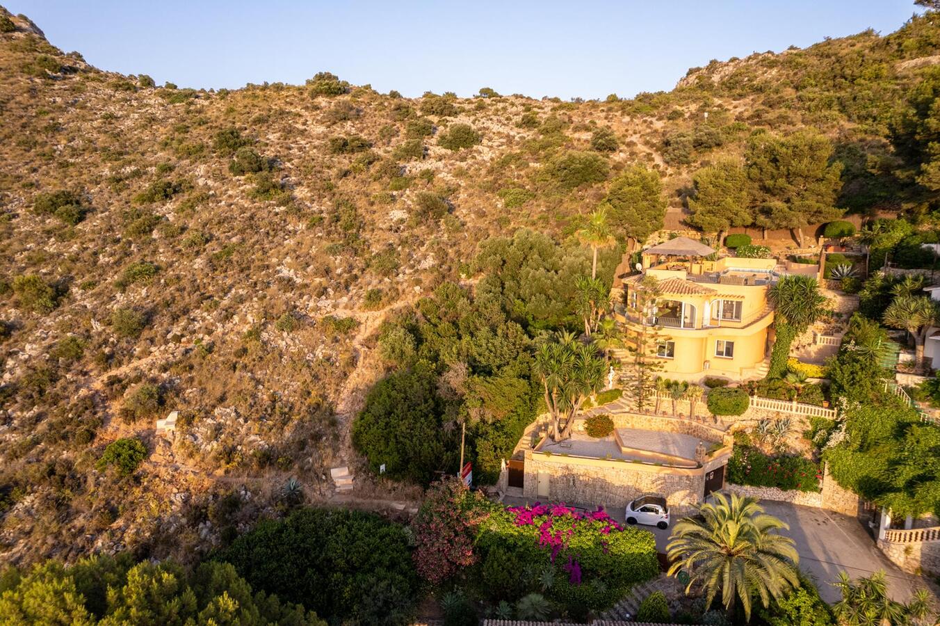 VILLA CON VISTAS PANORÁMICAS AL MAR EN VENTA EN EL PORTET EN MORAIRA