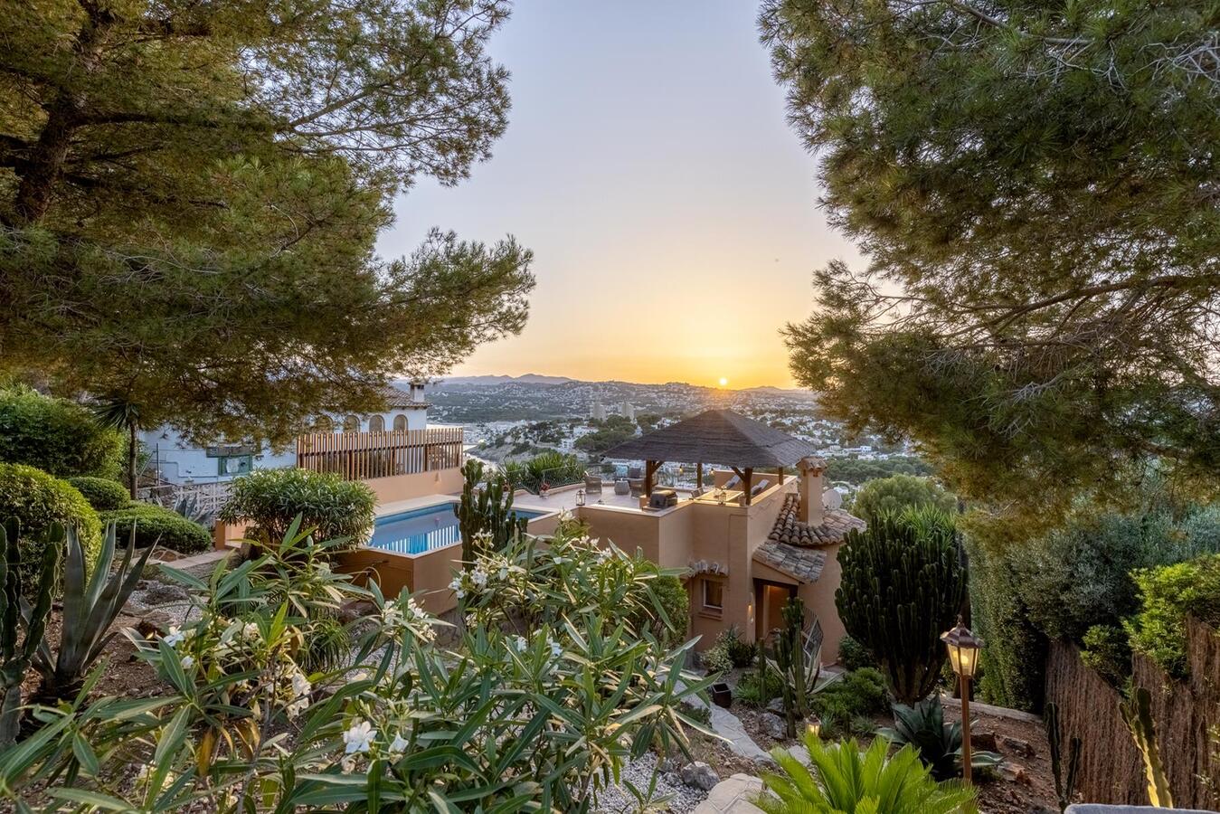 VILLA CON VISTAS PANORÁMICAS AL MAR EN VENTA EN EL PORTET EN MORAIRA