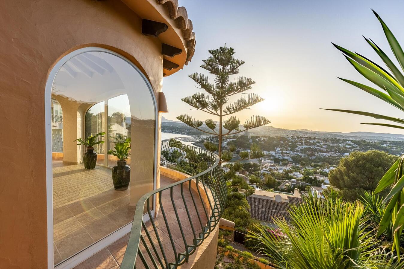 VILLA CON VISTAS PANORÁMICAS AL MAR EN VENTA EN EL PORTET EN MORAIRA