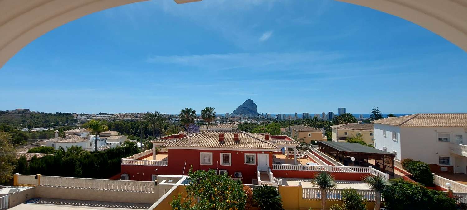 Villa mit unabhängigem Studio, Pool und Meerblick in Calpe (Costa Blanca)