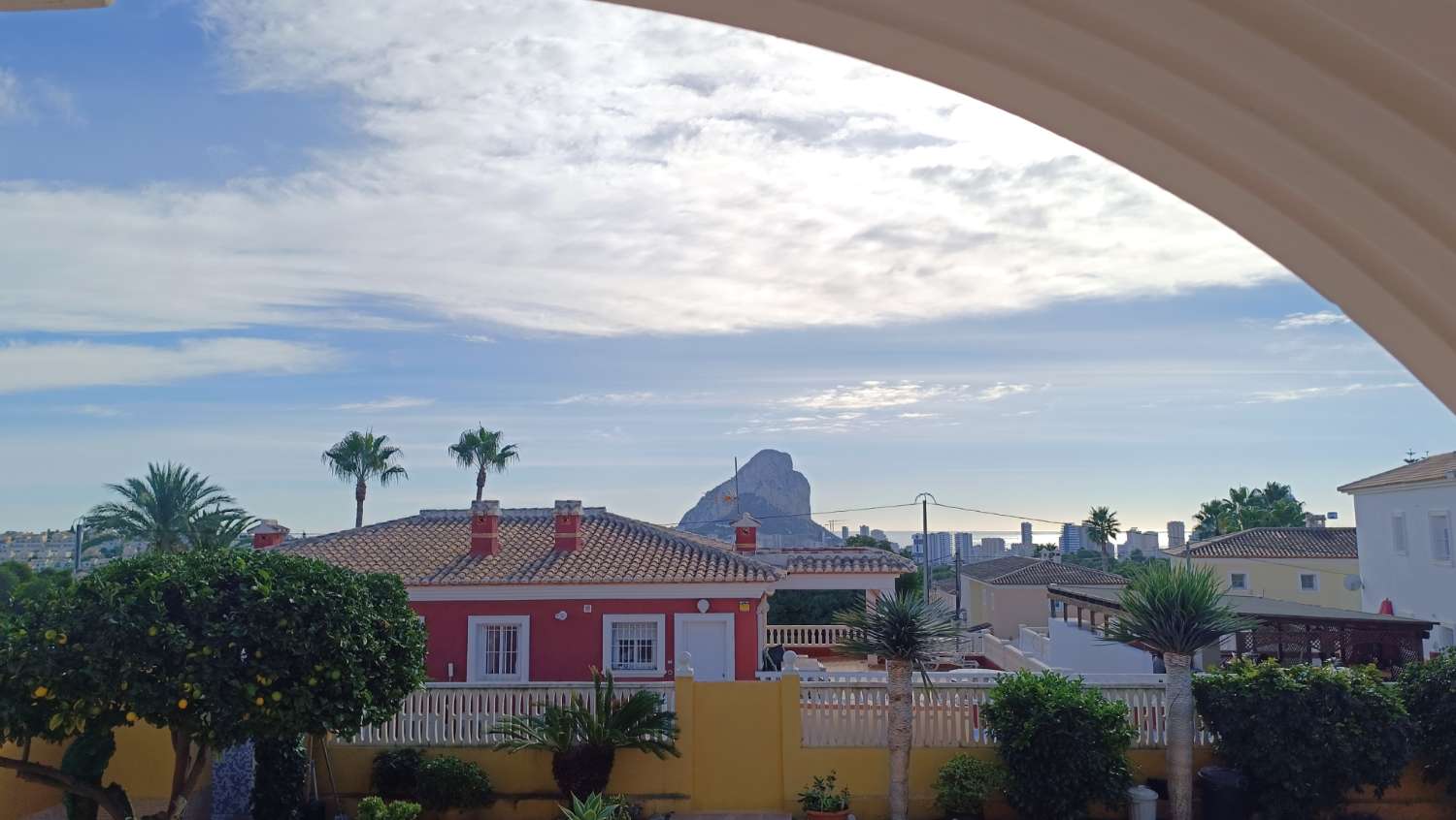 Villa con estudio independiente, piscina y vistas al mar en Calpe (Costa Blanca)