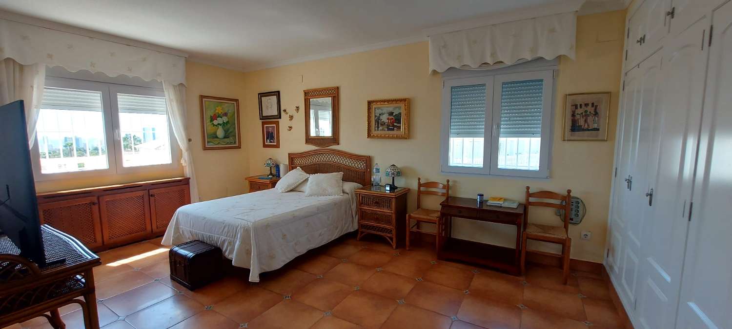 Villa con estudio independiente, piscina y vistas al mar en Calpe (Costa Blanca)