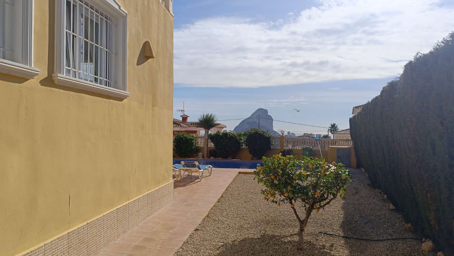 Villa con estudio independiente, piscina y vistas al mar en Calpe (Costa Blanca)