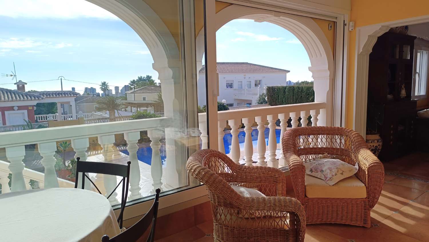 Villa con estudio independiente, piscina y vistas al mar en Calpe (Costa Blanca)