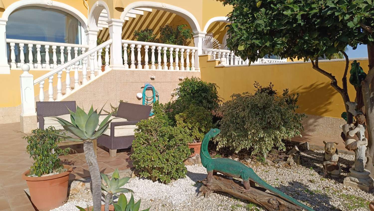 Villa con estudio independiente, piscina y vistas al mar en Calpe (Costa Blanca)