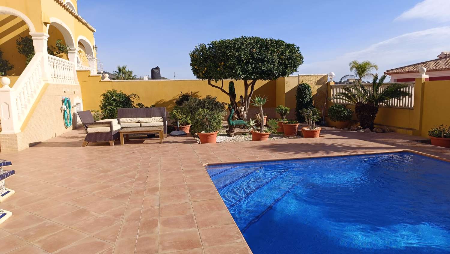 Villa con estudio independiente, piscina y vistas al mar en Calpe (Costa Blanca)