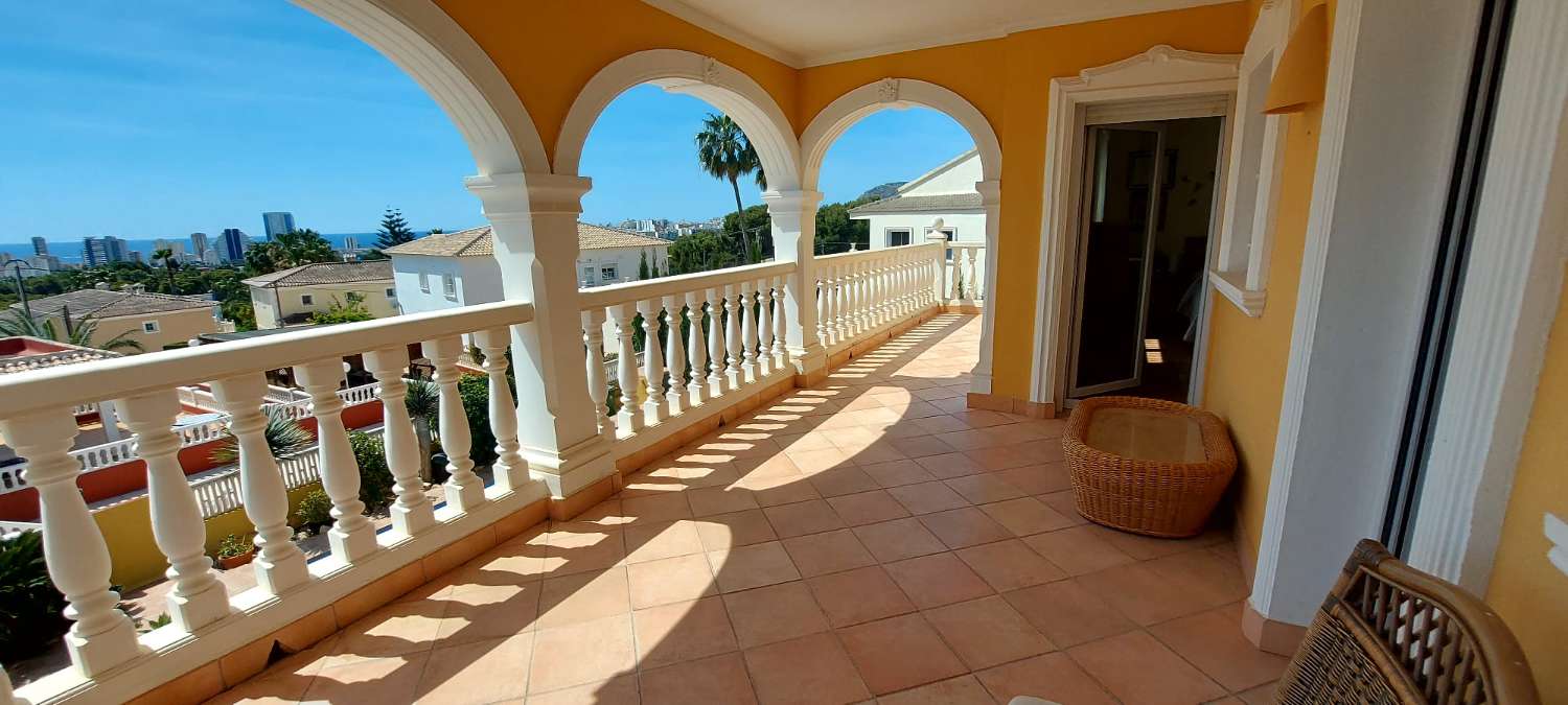 Villa mit unabhängigem Studio, Pool und Meerblick in Calpe (Costa Blanca)