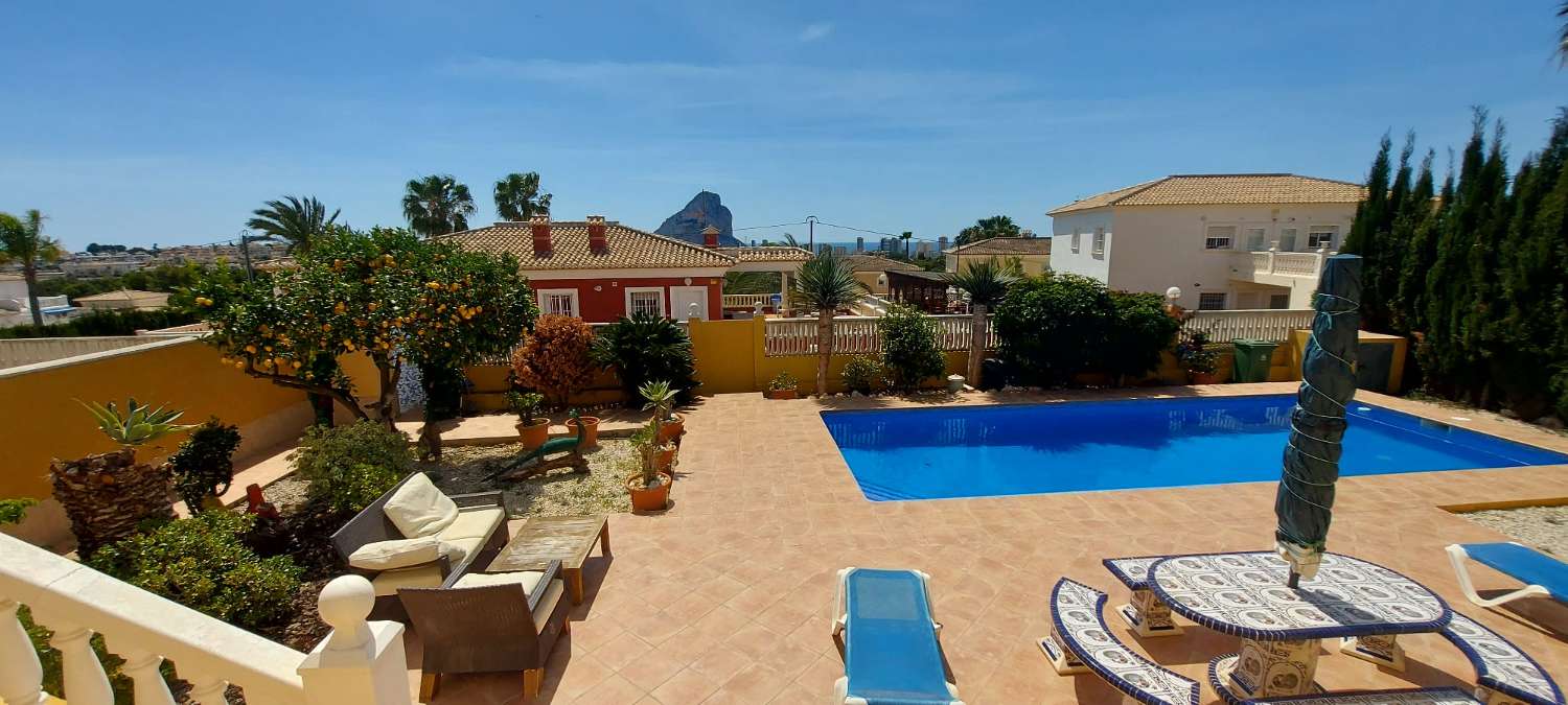 Villa mit unabhängigem Studio, Pool und Meerblick in Calpe (Costa Blanca)