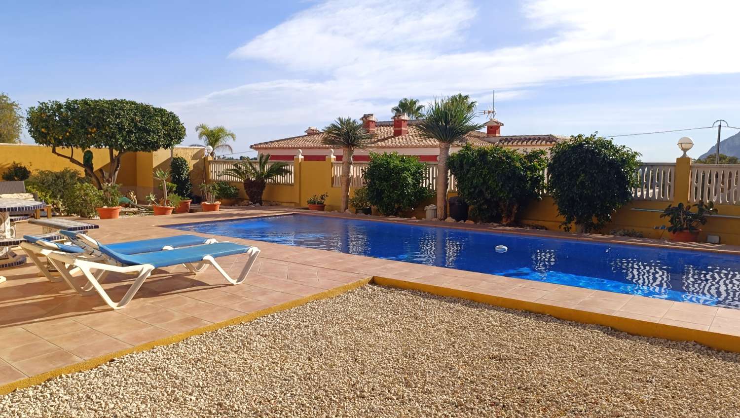 Villa con estudio independiente, piscina y vistas al mar en Calpe (Costa Blanca)