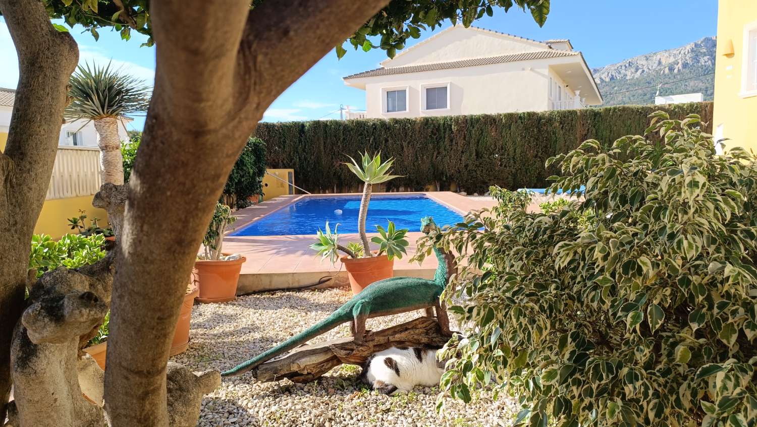 Villa con estudio independiente, piscina y vistas al mar en Calpe (Costa Blanca)