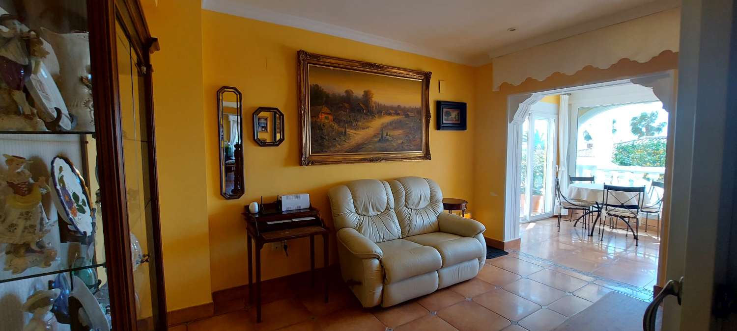 Villa con estudio independiente, piscina y vistas al mar en Calpe (Costa Blanca)