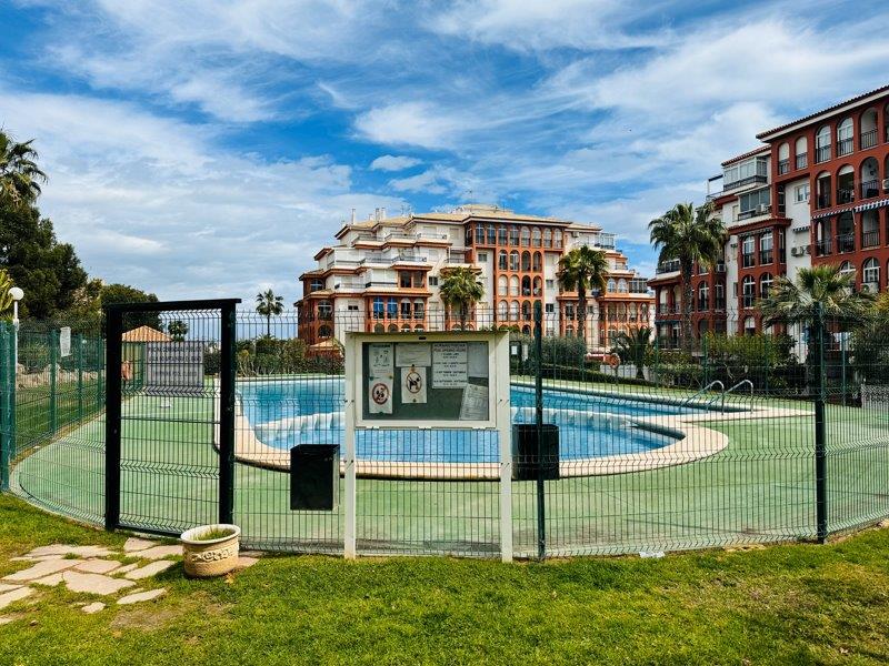 Spacious apartment with 2 bedrooms and 2 bathrooms in Torremar 4