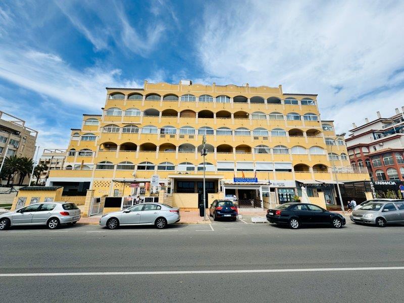 Spacious apartment with 2 bedrooms and 2 bathrooms in Torremar 4