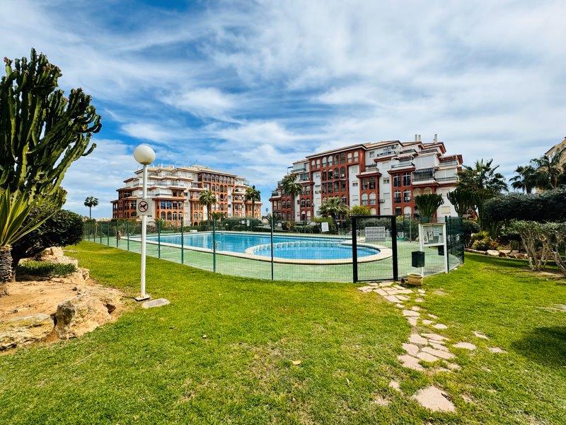 Spacious apartment with 2 bedrooms and 2 bathrooms in Torremar 4