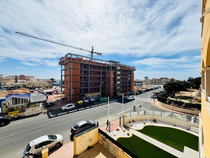 Spacious apartment with 2 bedrooms and 2 bathrooms in Torremar 4