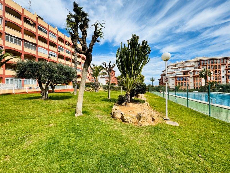 Spacious apartment with 2 bedrooms and 2 bathrooms in Torremar 4