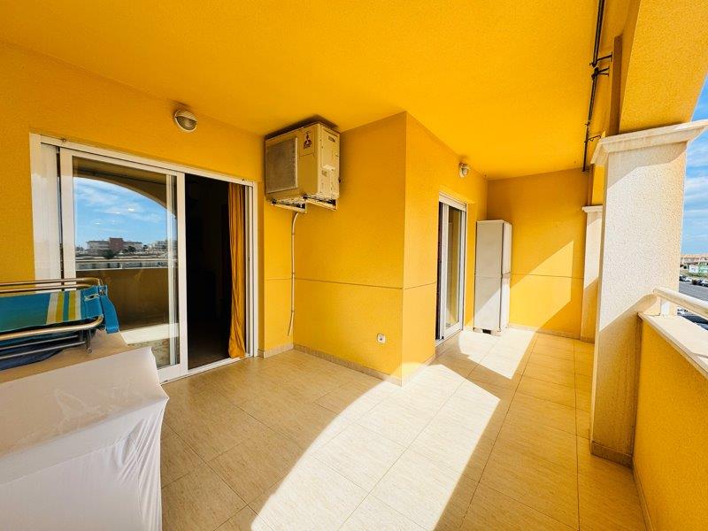 Spacious apartment with 2 bedrooms and 2 bathrooms in Torremar 4