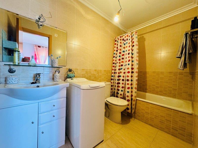 Amplio apartamento de 2 dormitorios y 2 baños en Torremar 4