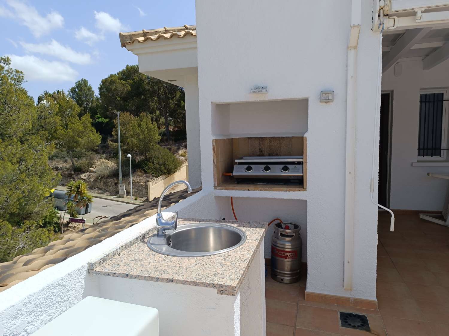 Duplex penthouse met 3 slaapkamers, 2 parkeerplaatsen en zwembad in een privé woonwijk in Calpe (Alicante)