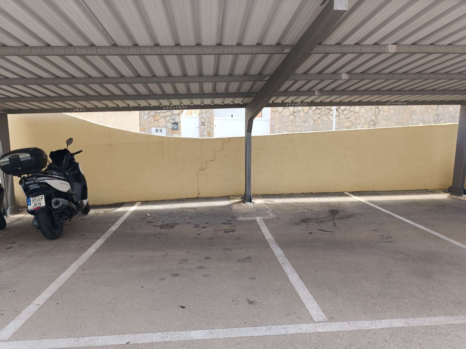 Duplex penthouse met 3 slaapkamers, 2 parkeerplaatsen en zwembad in een privé woonwijk in Calpe (Alicante)