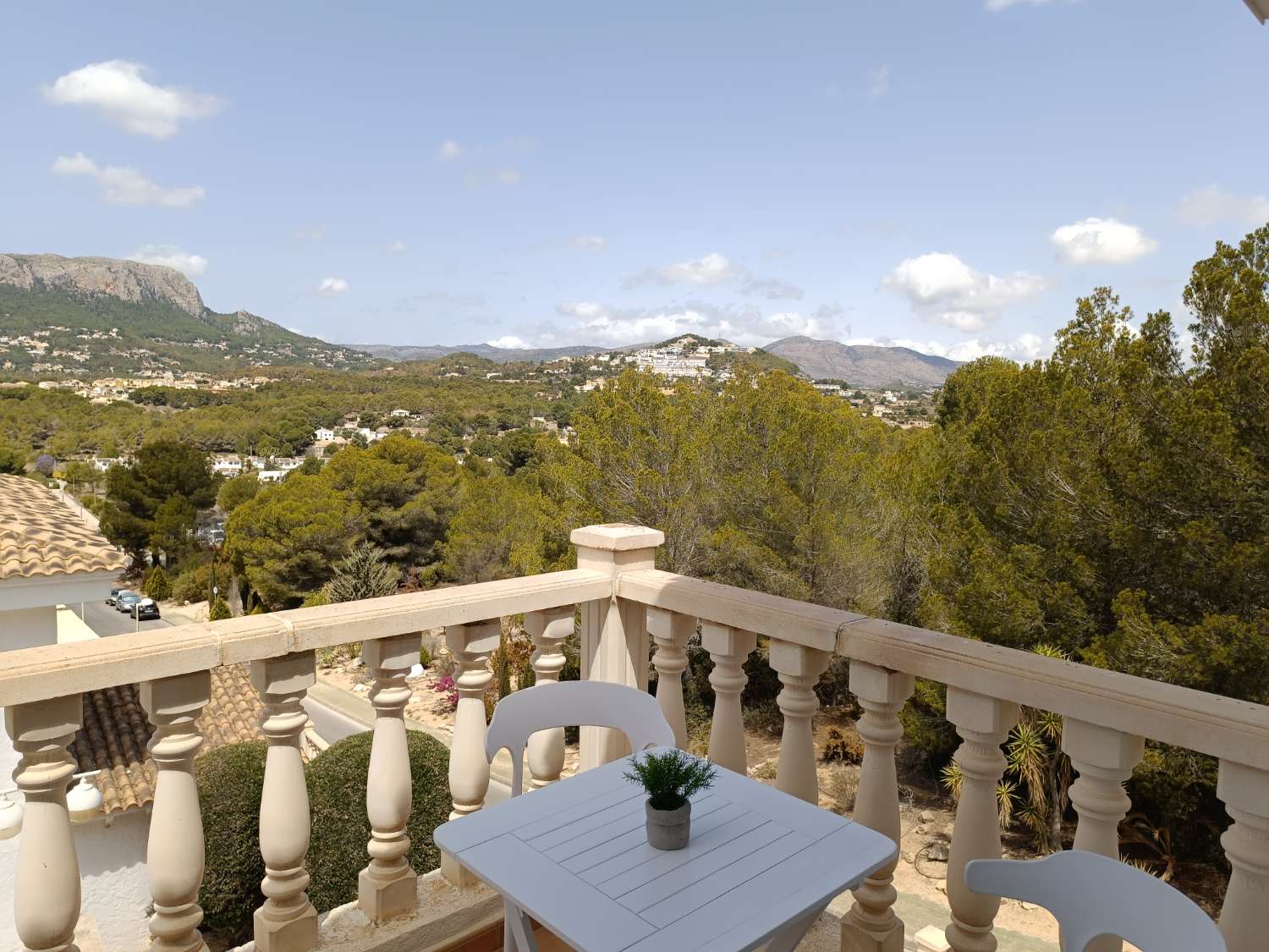 Duplex penthouse with 3 bedrooms, 2 parking spaces and pool in a private residential area in Calpe (Alicante)