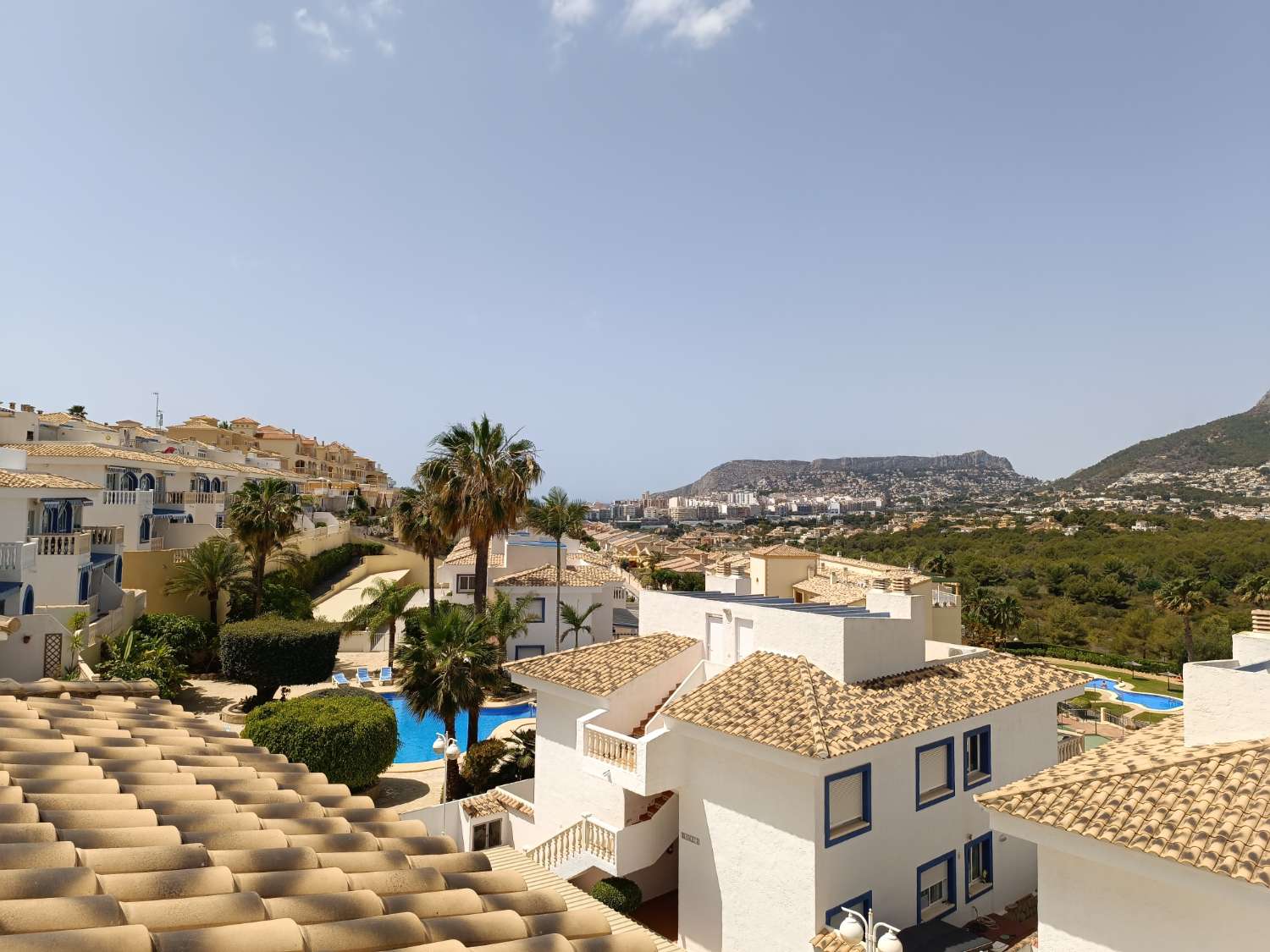 Duplex penthouse with 3 bedrooms, 2 parking spaces and pool in a private residential area in Calpe (Alicante)