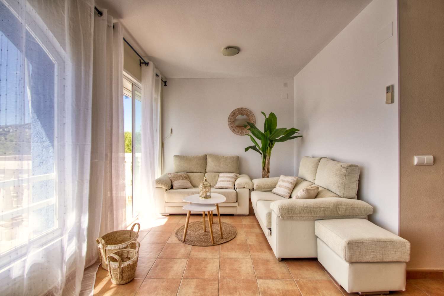 Duplex-Penthouse mit 3 Schlafzimmern, 2 Parkplätzen und Pool in privater Wohngegend in Calpe (Alicante)