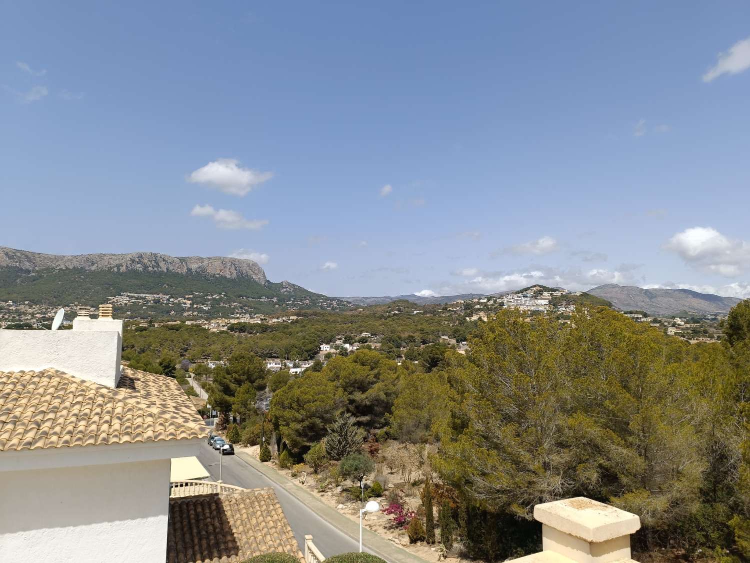 Duplex penthouse met 3 slaapkamers, 2 parkeerplaatsen en zwembad in een privé woonwijk in Calpe (Alicante)