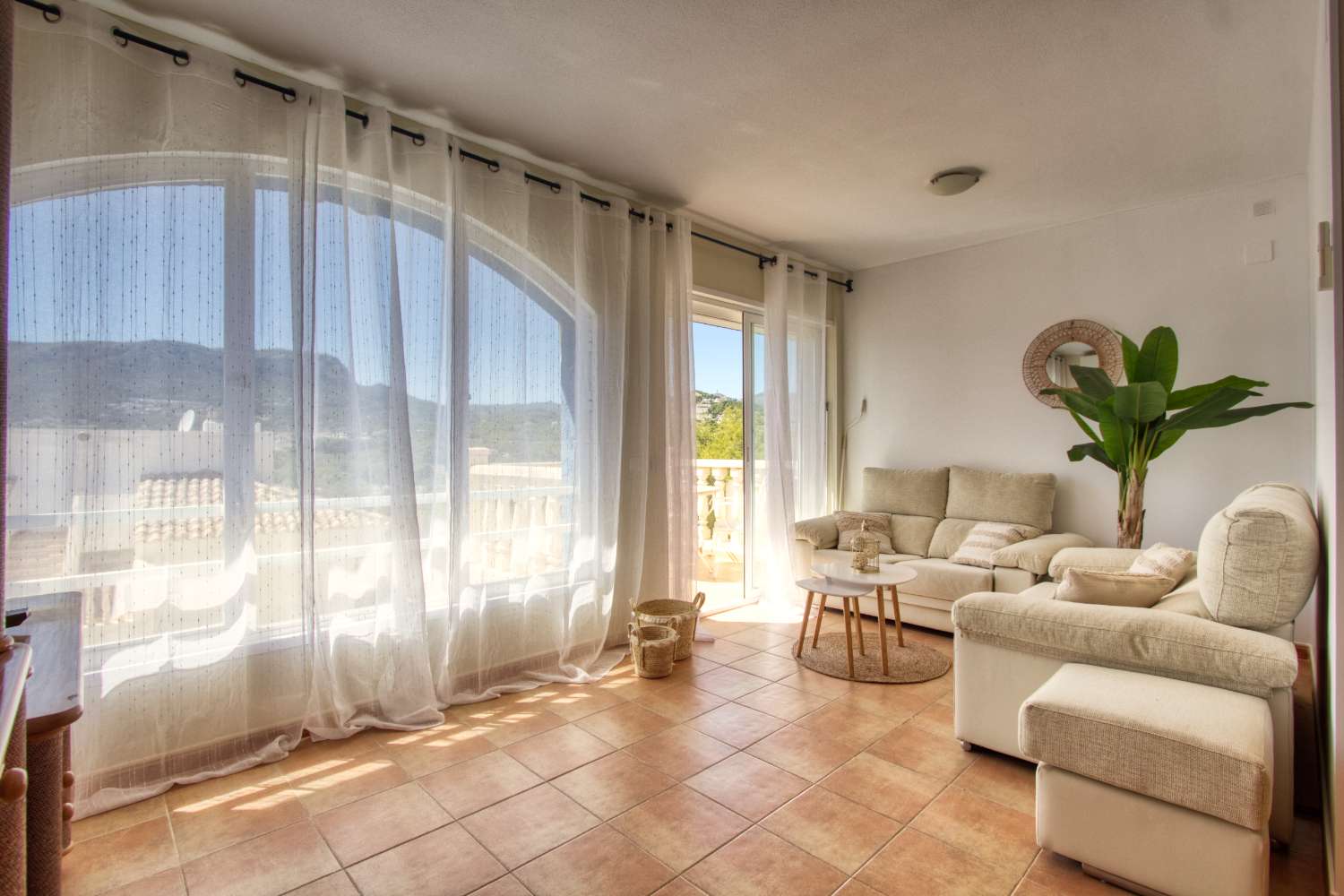 Duplex penthouse met 3 slaapkamers, 2 parkeerplaatsen en zwembad in een privé woonwijk in Calpe (Alicante)